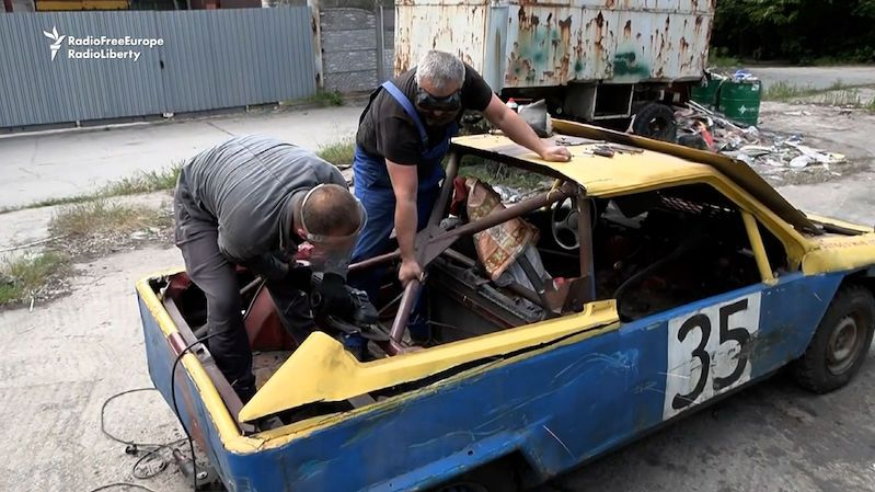 Ukrajinec přestavuje auta z demoličních derby pro potřeby obránců